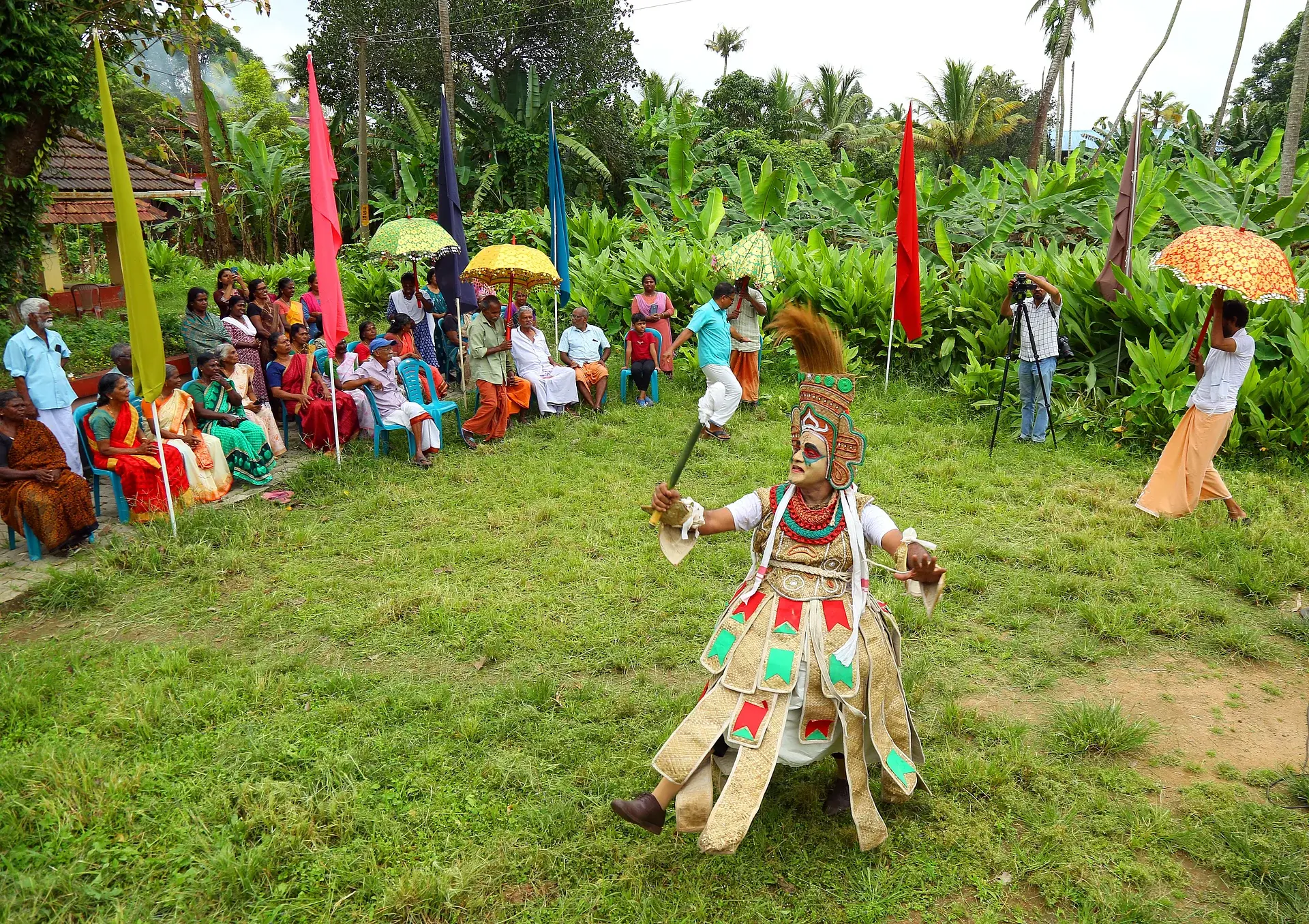 கேரளாவில் களைகட்டும் விவசாயிகளின் ’கடம்பன் மூத்தன்’ கலைப் பயணம்!