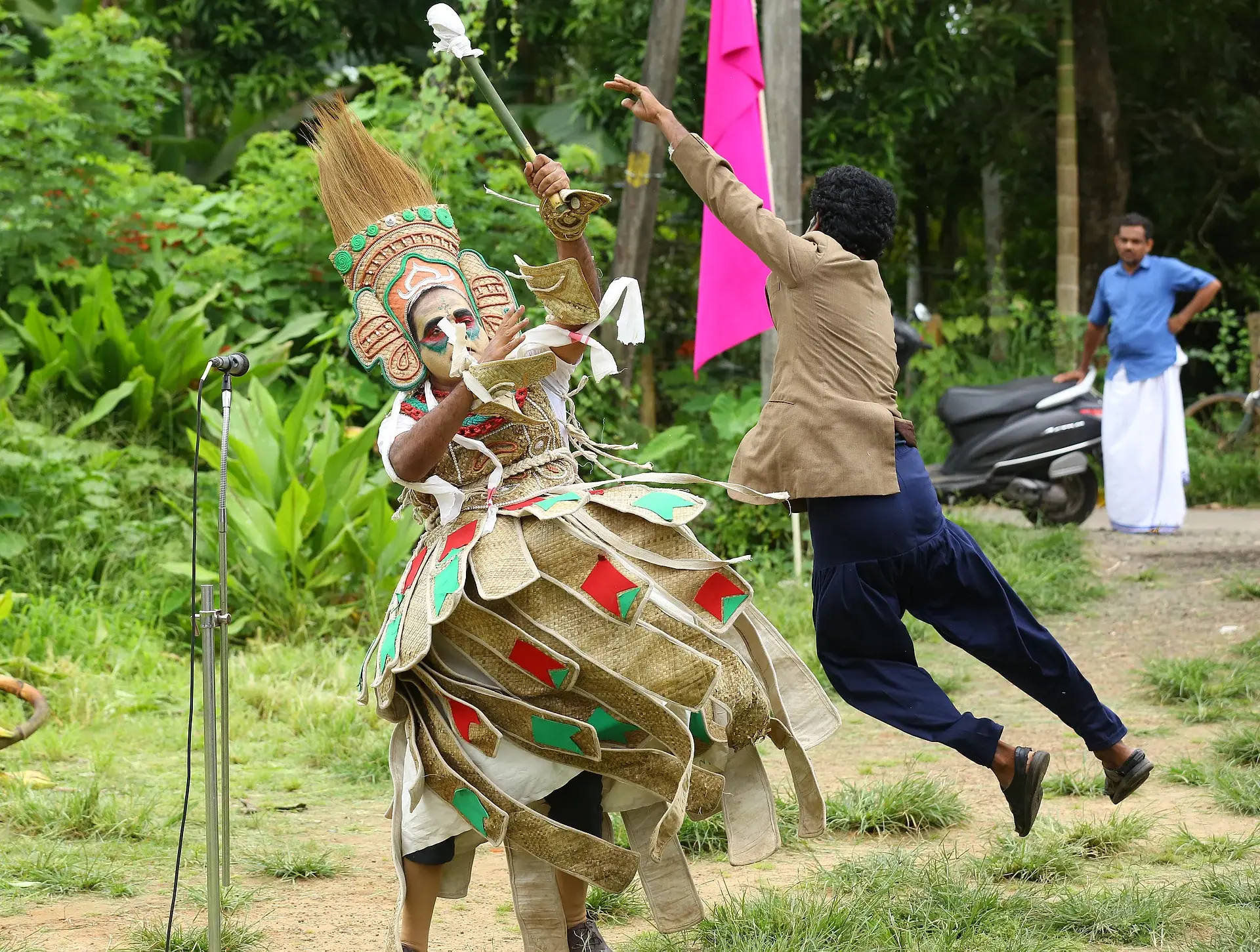 கேரளாவில் களைகட்டும் விவசாயிகளின் ’கடம்பன் மூத்தன்’ கலைப் பயணம்!